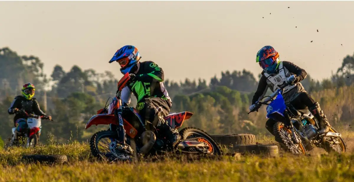 What are the differences between a pit bike and a dirt bike?